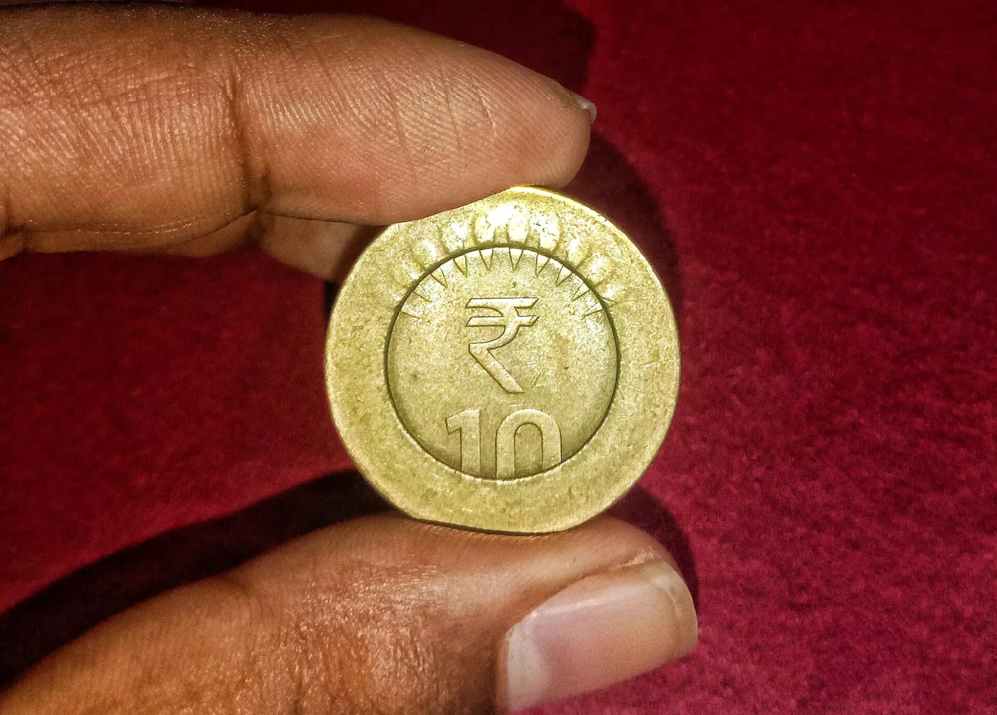 Reverse of an Indian ten rupee coin struck on the wrong metal, the whole coin a single nickel colour instead of the usual two-tone bimetallic pair
