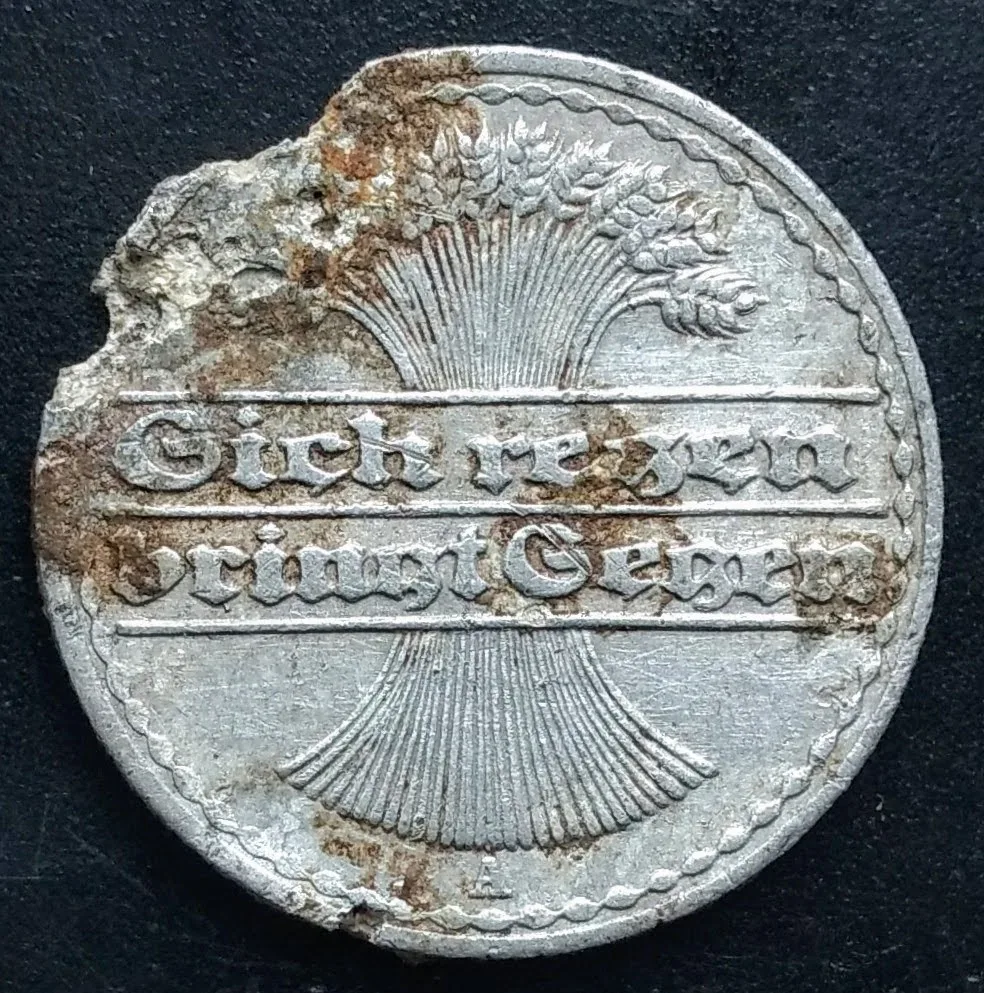 Reverse of the same 1920 aluminium 50 pfennig, showing a sheaf of wheat crossed by the motto Sich regen bringt Segen and a letter A at the bottom