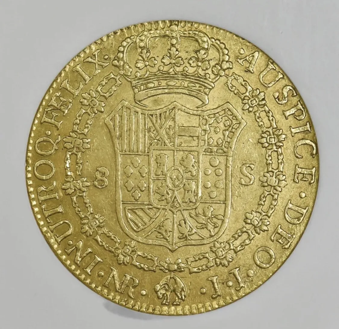 Reverse of the same gold coin, a crowned shield hung within a chain collar, with the numeral 8 at the left, the letter S at the right, and small letters below